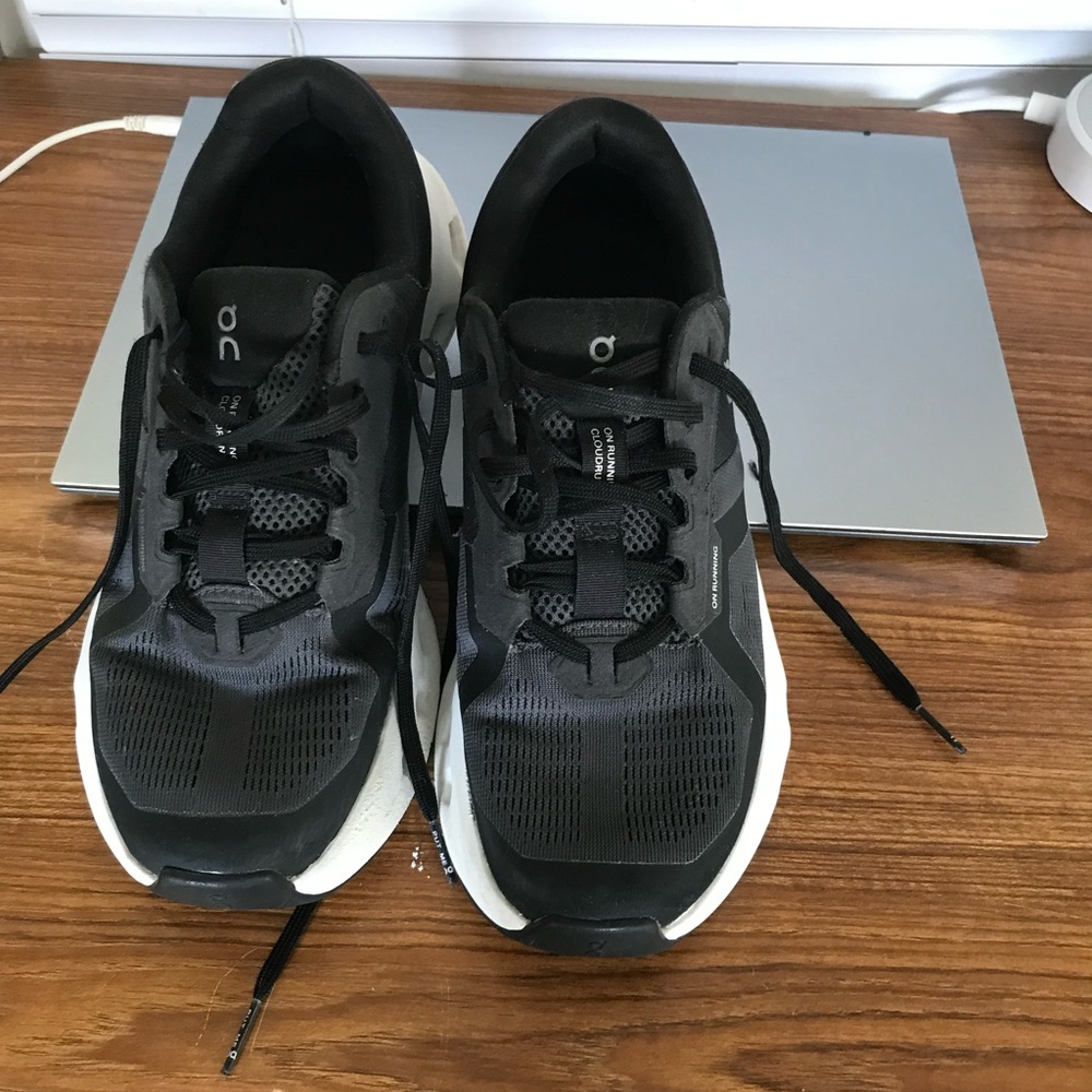 On Running Women’s Black and White Athletic Shoes, size W8
